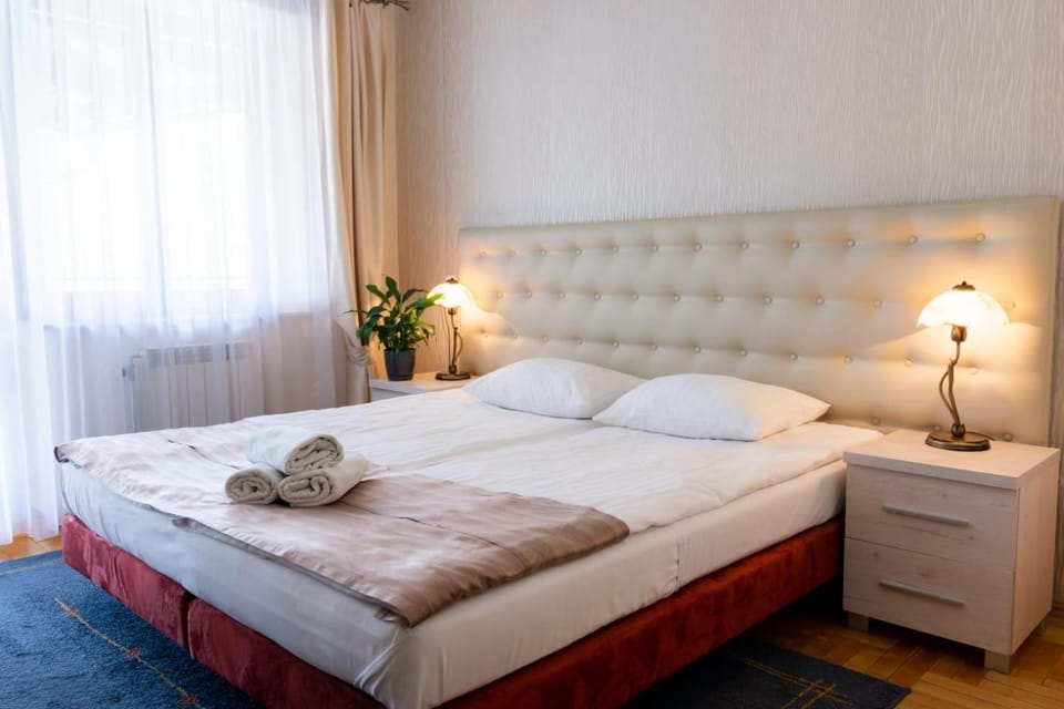 Bed, Photo of the whole room, towels
