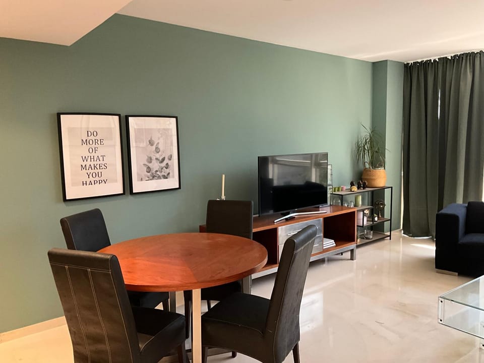 Communal lounge/ TV room, TV and multimedia, Living room, Seating area, Dining area, Evening entertainment