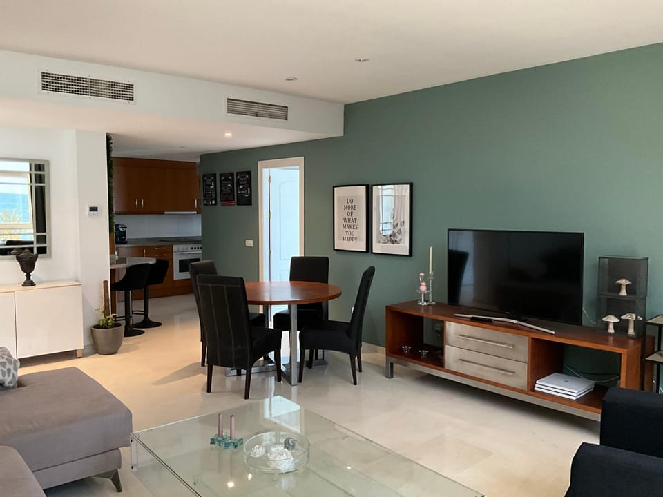 Communal lounge/ TV room, TV and multimedia, Dining area, hair dresser, air conditioner