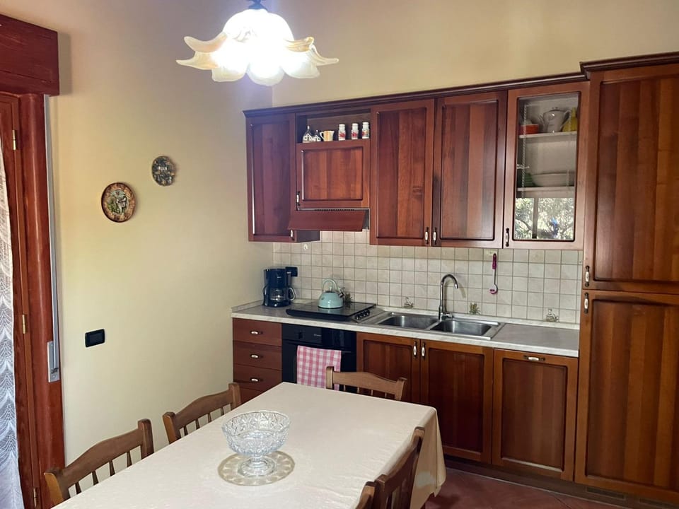 Kitchen or kitchenette, Dining area, stove
