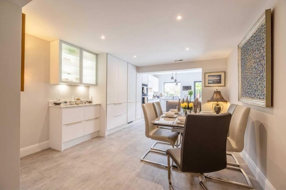 Windsor Charm Spacious 3-Bed, Parking & Garden - By Tempstay House in Windsor