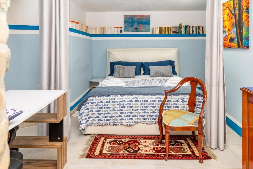 Bed, Library, Photo of the whole room, Bedroom