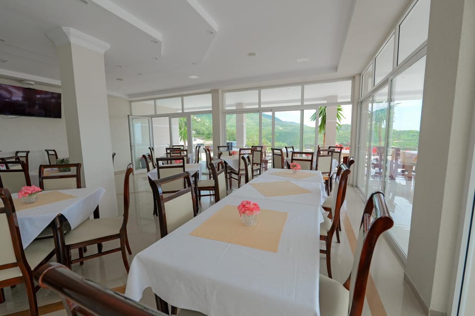 Restaurant/places to eat, Restaurant/places to eat, Banquet/Function facilities, Seating area