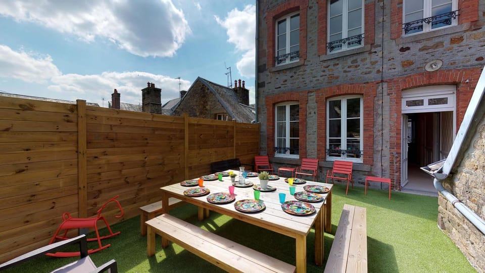 Property building, Patio, Day, Garden, View (from property/room), Balcony/Terrace, Living room, Seating area, Dining area, Garden view