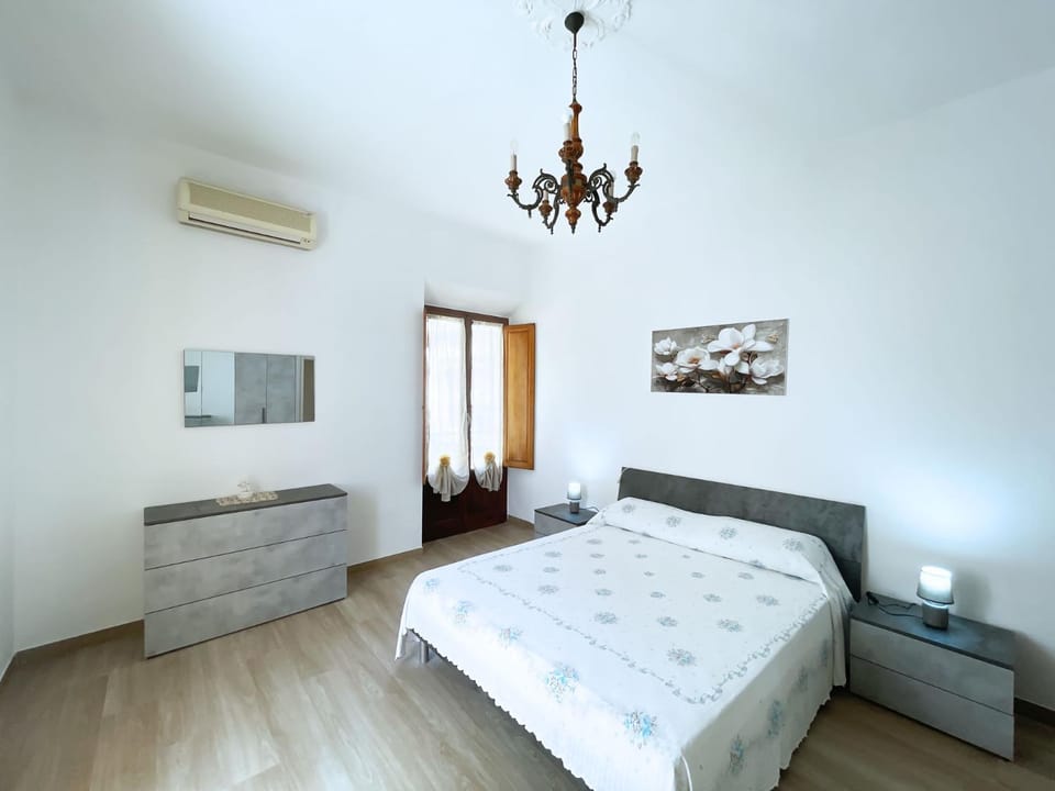 Bed, Photo of the whole room, Bedroom, air conditioner