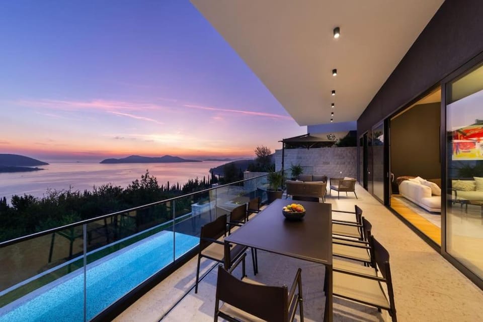 View (from property/room), Balcony/Terrace, Dining area, Pool view, Sea view, Swimming pool