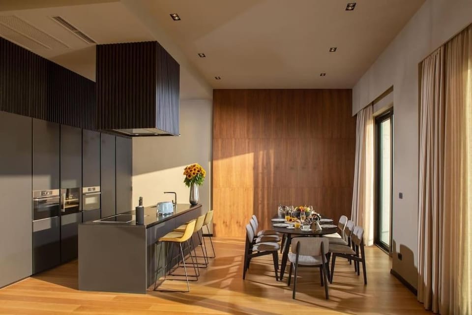Kitchen or kitchenette, Dining area