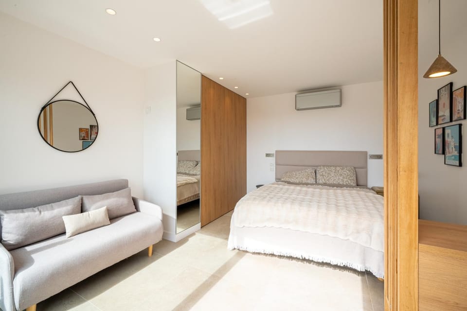 Bed, Photo of the whole room, Seating area, Beach, Bedroom, flat iron, wardrobe, air conditioner
