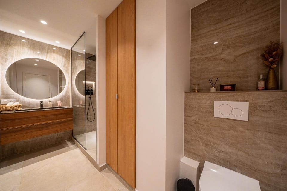 Shower, Toilet, Bathroom, Beach, hair dryier, towels, washing machine, dryer
