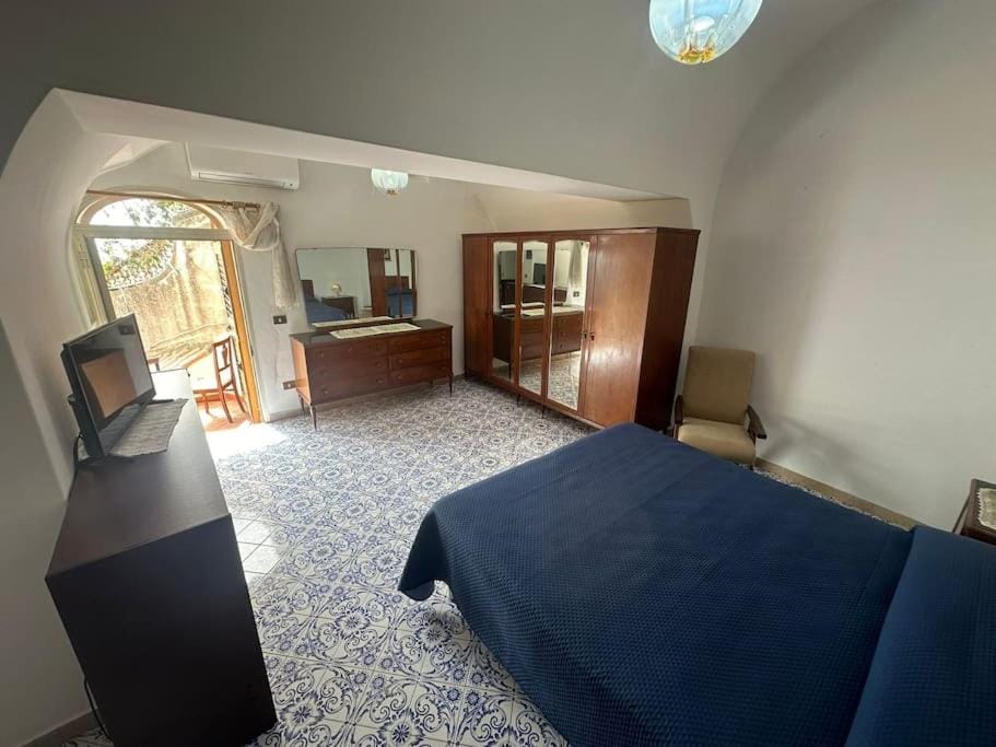 Bed, TV and multimedia, Photo of the whole room, Bedroom, hair dresser