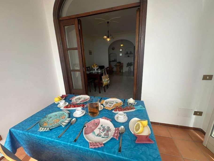 Dining area, Food