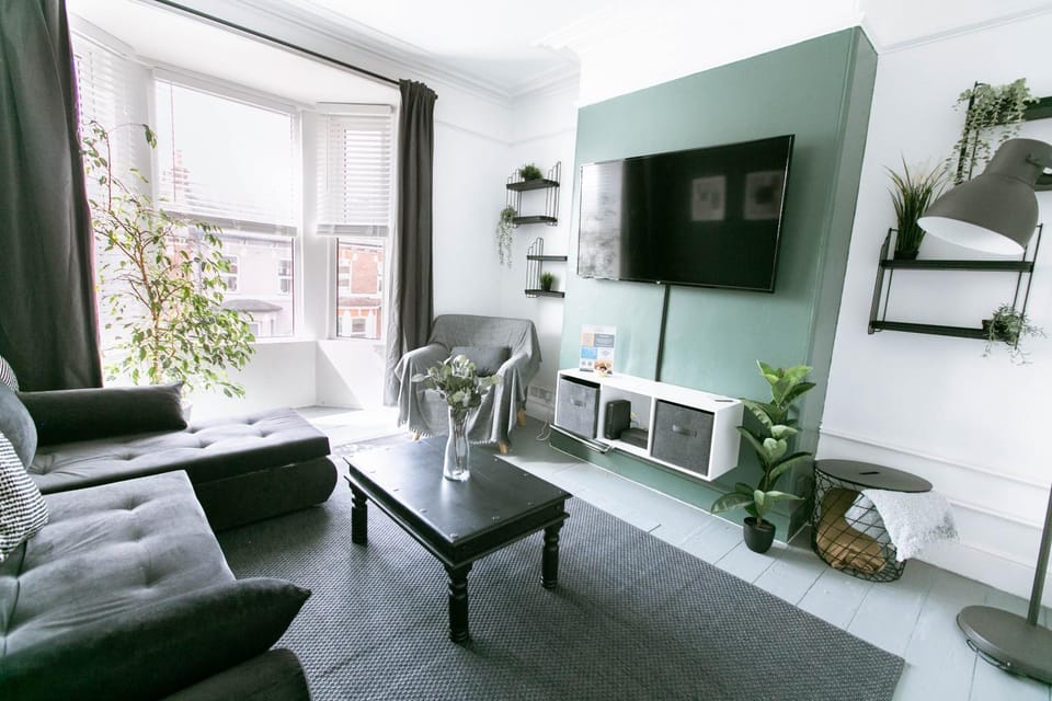 Communal lounge/ TV room, TV and multimedia, View (from property/room), Living room, Photo of the whole room, Decorative detail, Seating area
