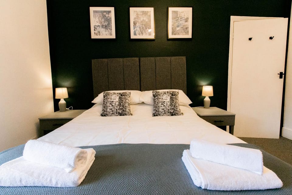 Bed, Bedroom, towels