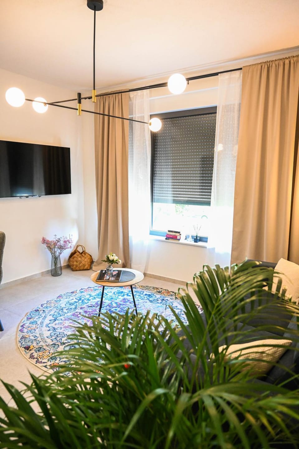 Communal lounge/ TV room, TV and multimedia, Living room, Seating area, Evening entertainment