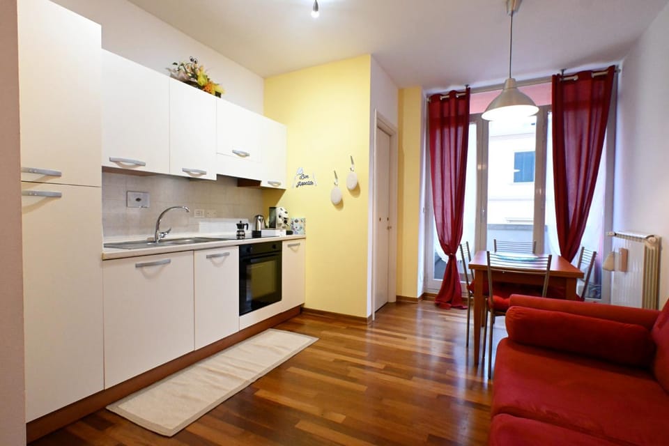 Kitchen or kitchenette, Living room, Seating area, Dining area, oven