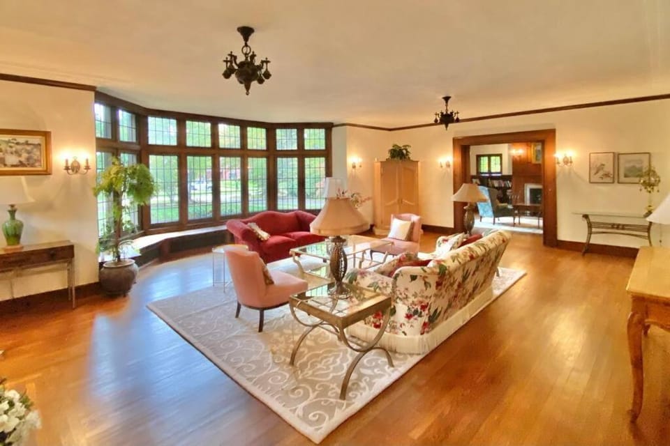 Luxurious Mansion for Large Groups Villa in Shaker Heights