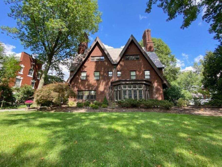 Luxurious Mansion for Large Groups Villa in Shaker Heights