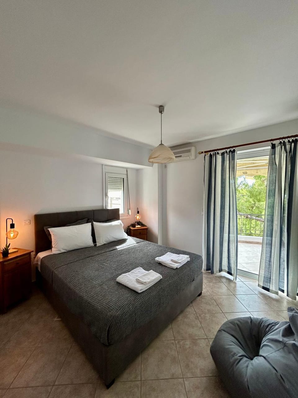 Photo of the whole room, Bedroom, towels