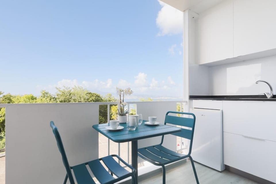 View (from property/room), Balcony/Terrace, Kitchen or kitchenette, Sea view
