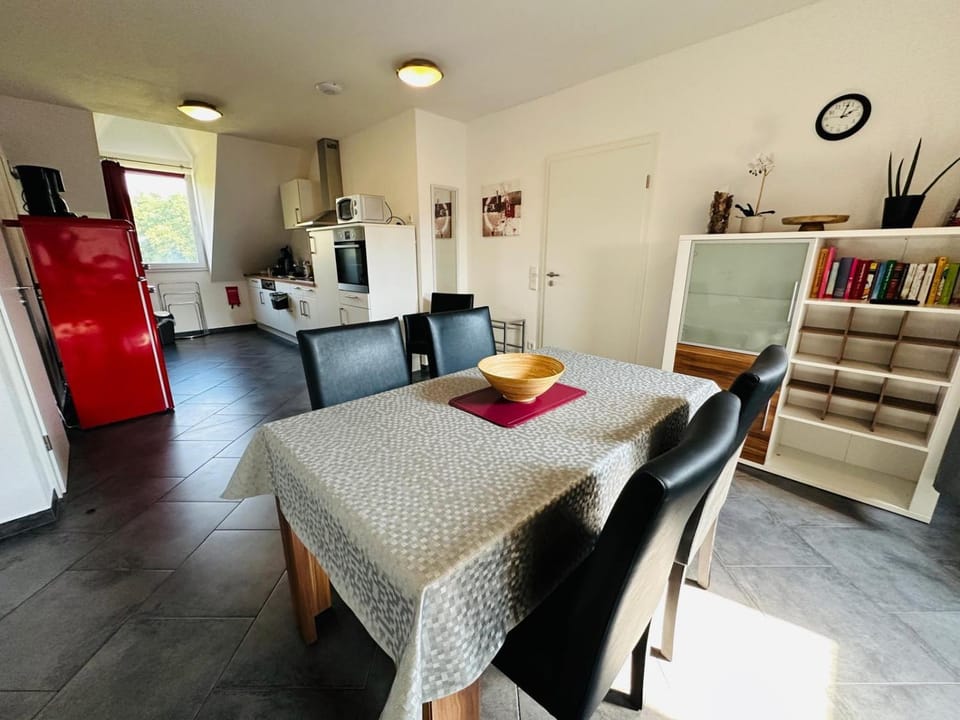 Kitchen or kitchenette, Seating area, Dining area