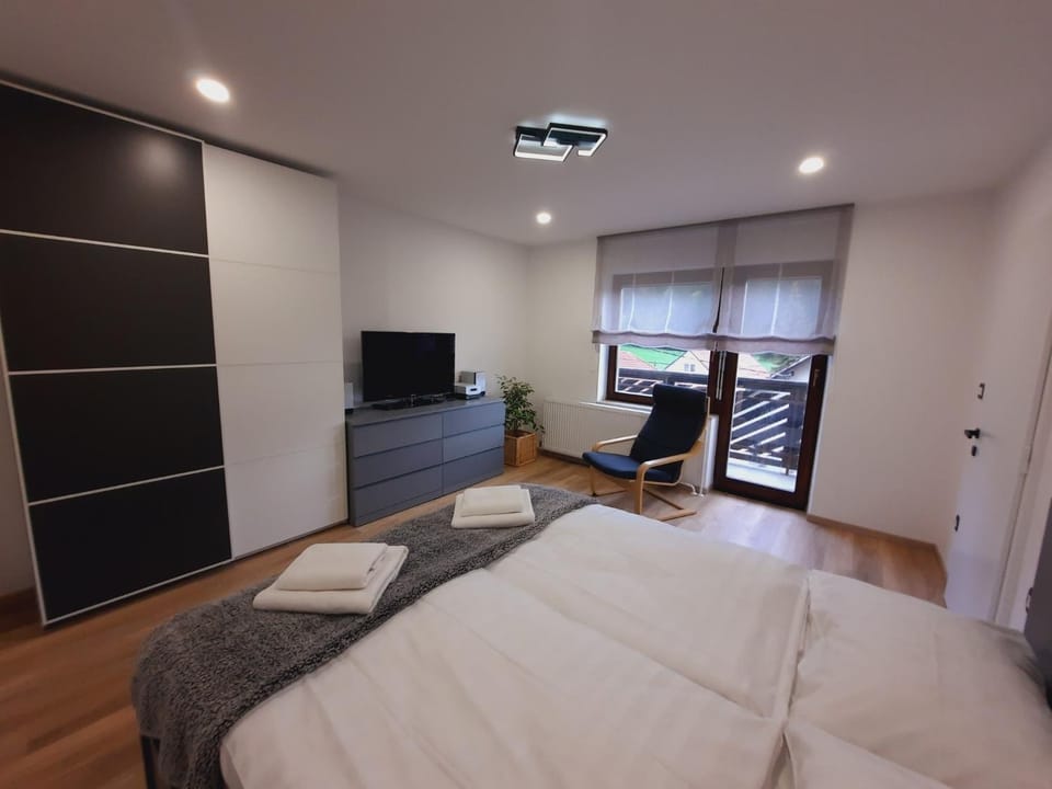 Bed, TV and multimedia, Bedroom
