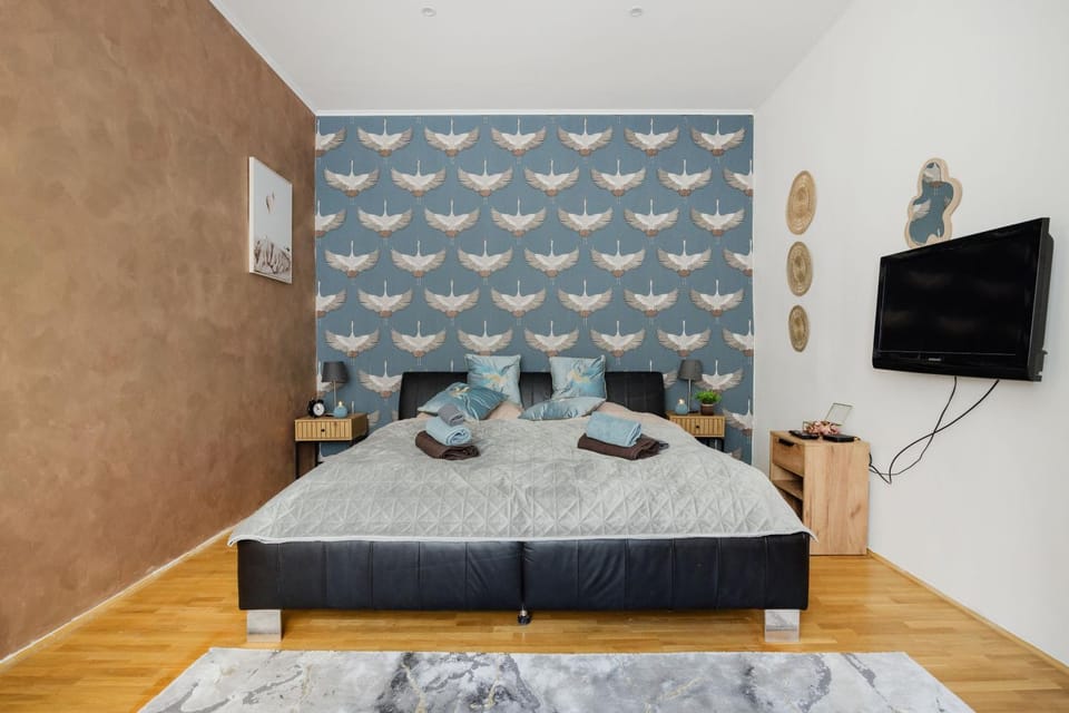 Bed, TV and multimedia, Bedroom
