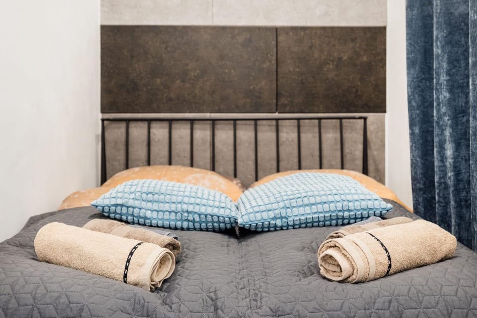 Bed, towels