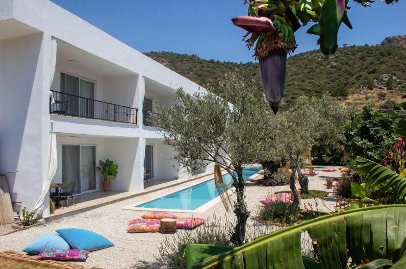 Property building, Natural landscape, Garden, Balcony/Terrace, Garden view, Mountain view, Pool view, Swimming pool, sunbed