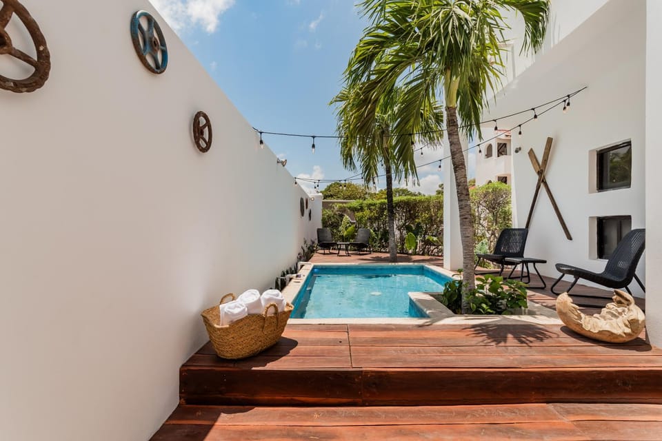 Patio, Day, Swimming pool