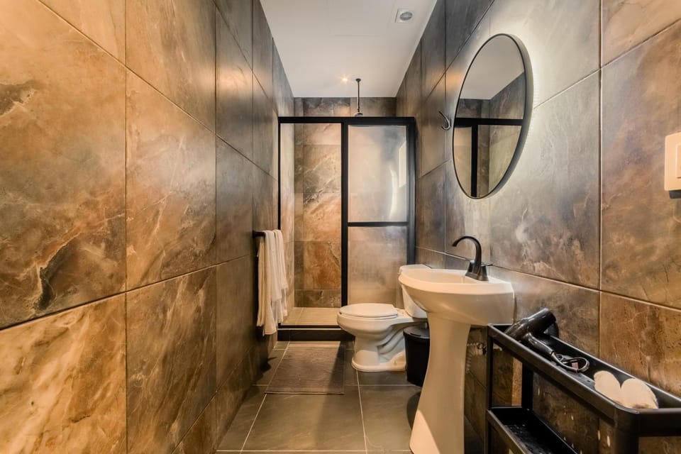 Shower, Toilet, Bathroom, towels