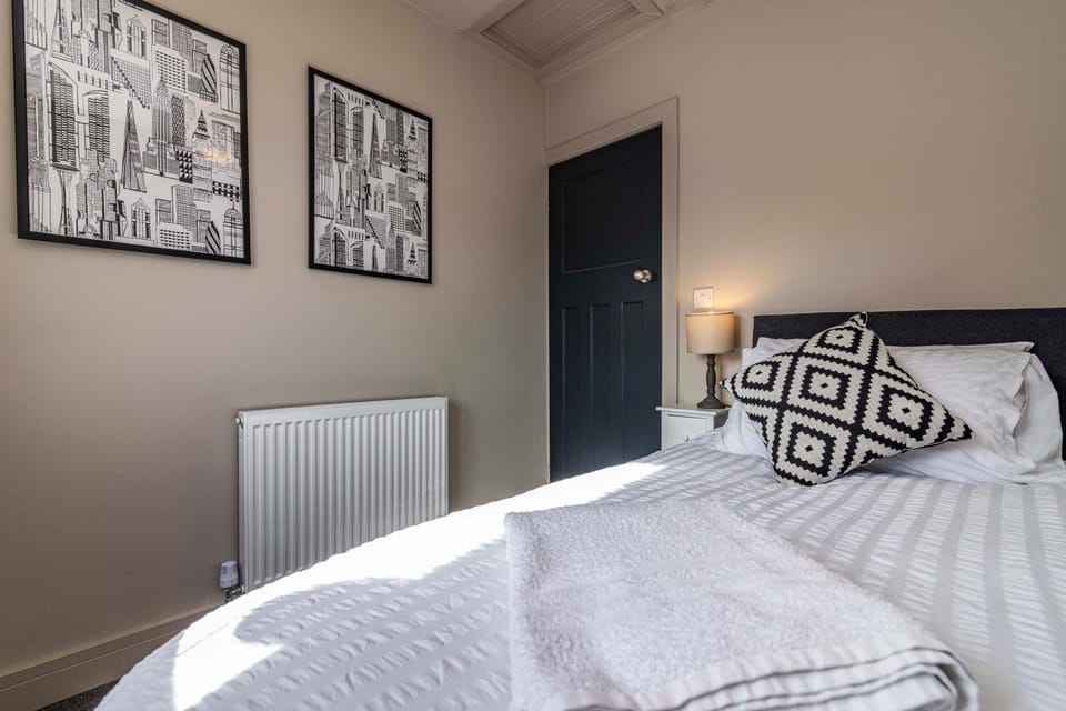 Bed, Photo of the whole room, Bedroom, internet