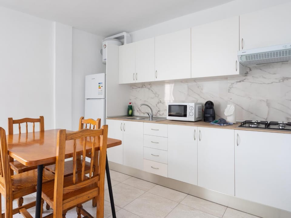 Kitchen or kitchenette, Dining area