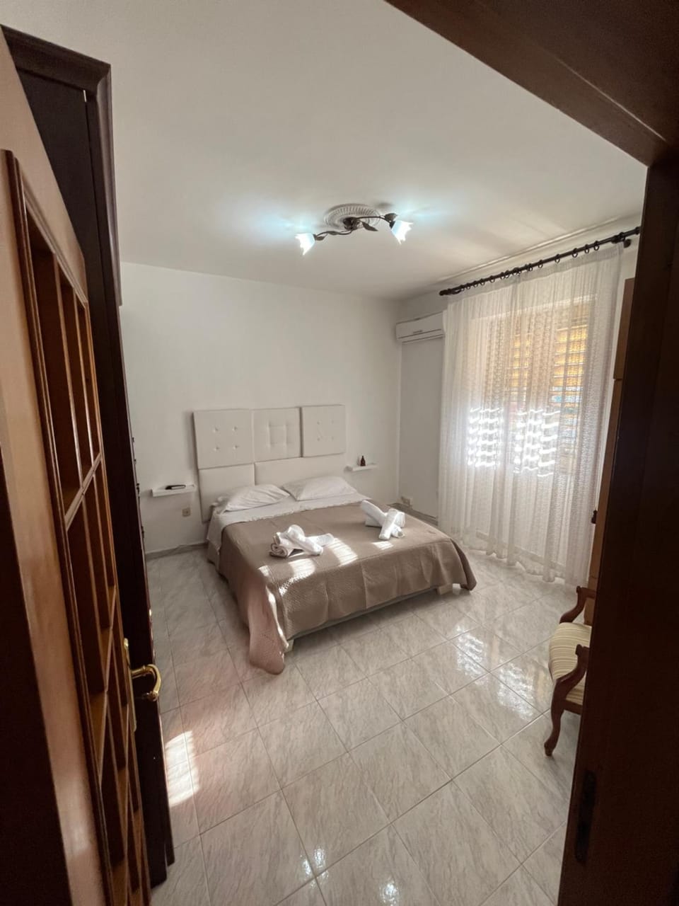 Photo of the whole room, Bedroom