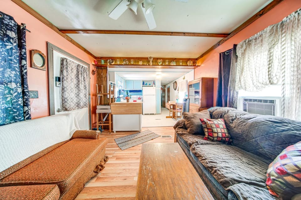 Andover Home Near State Park with Patio and Yard! House in Lake Erie