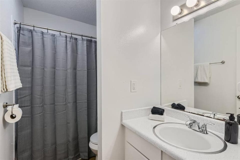2B Getaway - Sleeps 6 - Pool, Pkg - Walk Dtwn Apartment in Austin