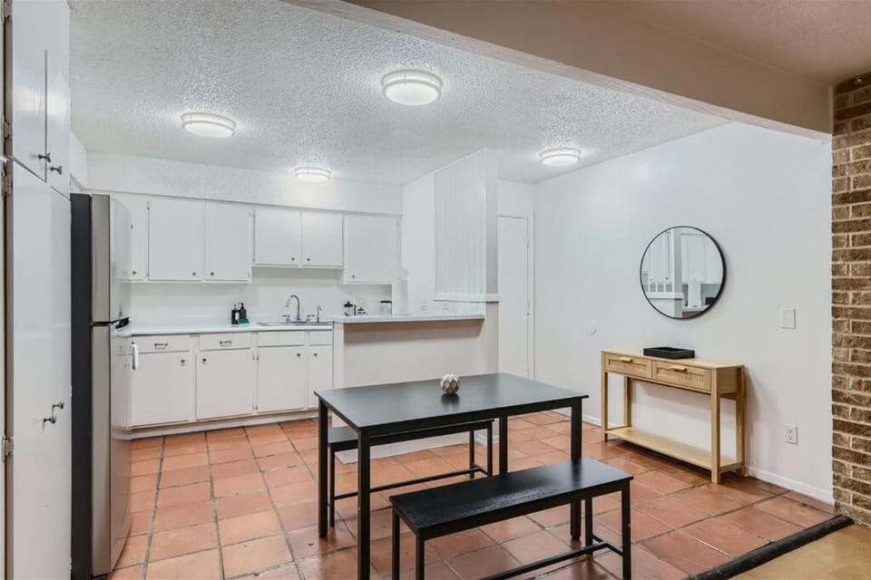 2B Getaway - Sleeps 6 - Pool, Pkg - Walk Dtwn Apartment in Austin