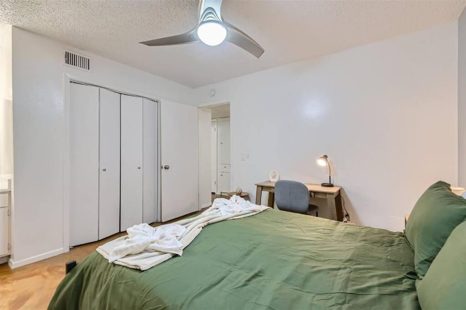 2B Getaway - Sleeps 6 - Pool, Pkg - Walk Dtwn Apartment in Austin