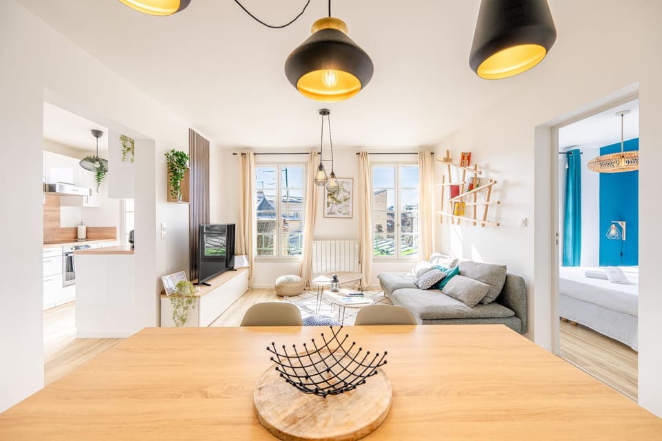 Kitchen or kitchenette, Living room, Seating area, Dining area, Bedroom
