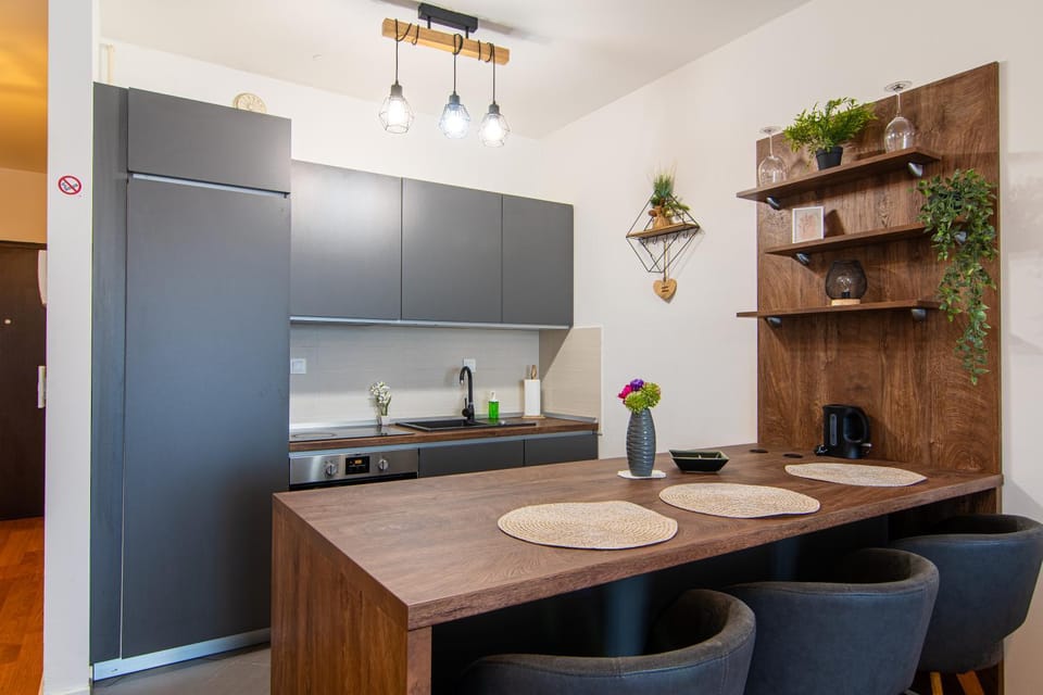 Restaurant/places to eat, Kitchen or kitchenette, Dining area, oven, kitchen