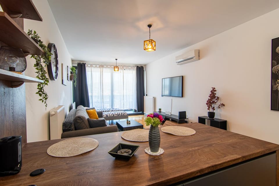 TV and multimedia, View (from property/room), Living room, Seating area, Dining area