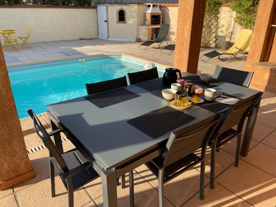 Patio, Day, Dining area, Pool view, Swimming pool, sunbed