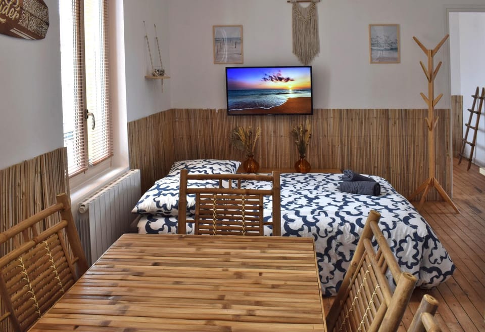 Bed, TV and multimedia, Dining area