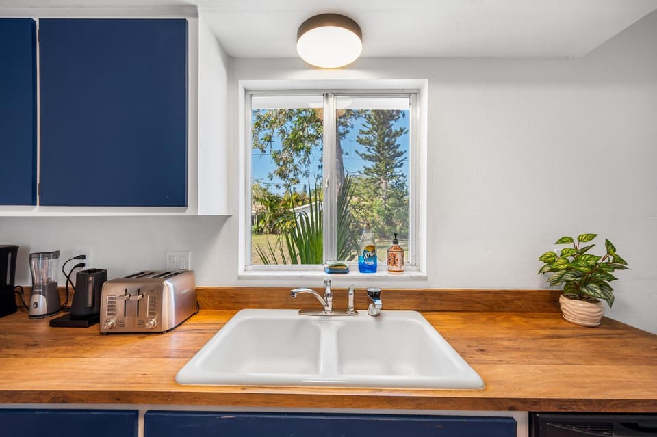 Kitchen or kitchenette, Garden view