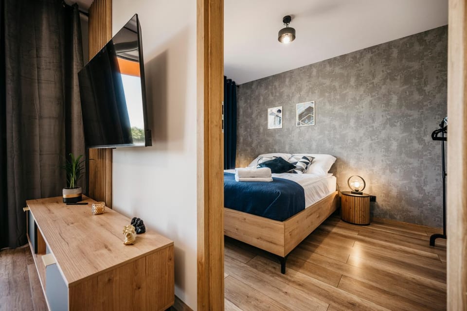 Bed, TV and multimedia, Bedroom