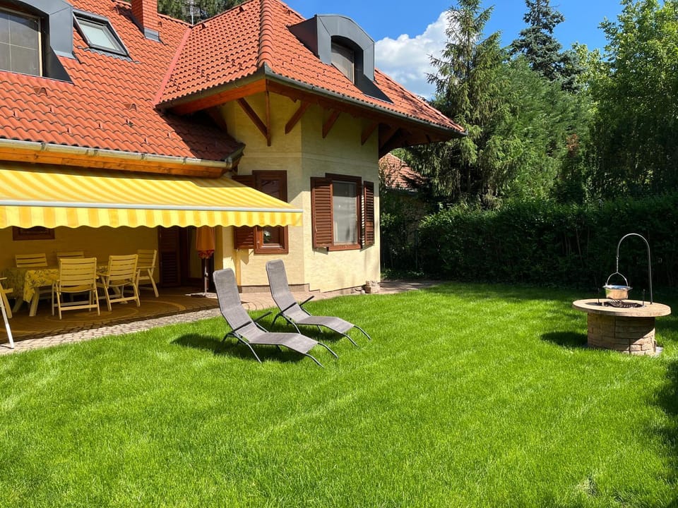 Property building, Natural landscape, Garden, Garden, Balcony/Terrace, Garden view, sunbed
