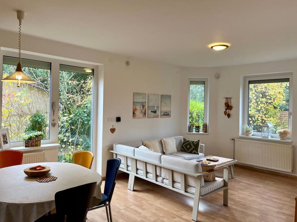 Restaurant/places to eat, Living room, Dining area