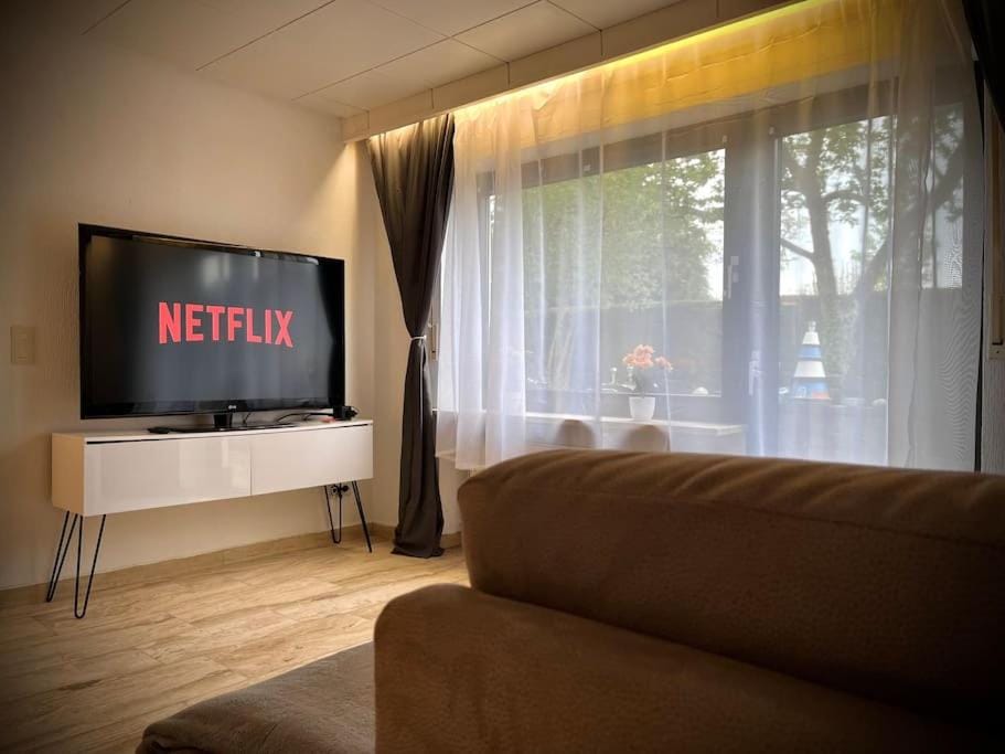 Communal lounge/ TV room, TV and multimedia, Living room, Seating area, Evening entertainment