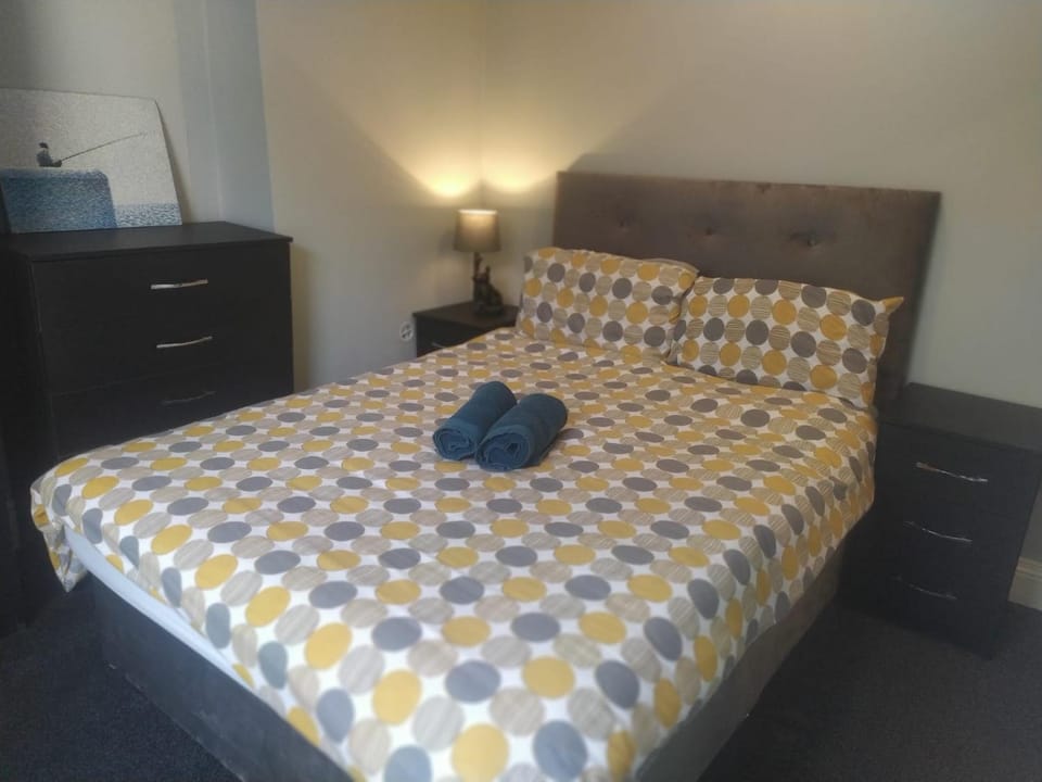 Bed, Photo of the whole room, Bedroom, towels