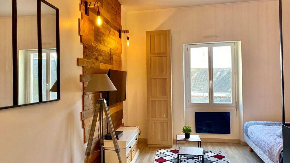 Bed, TV and multimedia, Living room, Photo of the whole room, Seating area, Bedroom