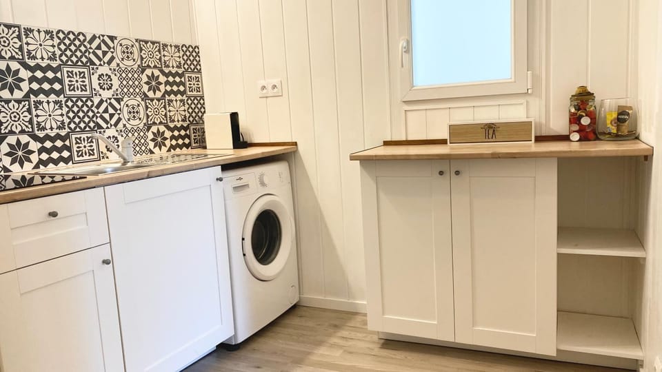 Kitchen or kitchenette, washing machine